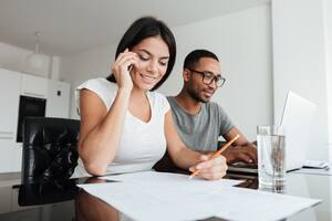 Antes de comenzar una vida en pareja los expertos recomiendan no solo hablar de los ingresos, sino también de las deudas que cada uno trae a la relación