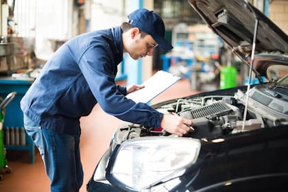 Antes de comprar un auto usado, es esencial que un mecánico realice una inspección detallada del automóvil