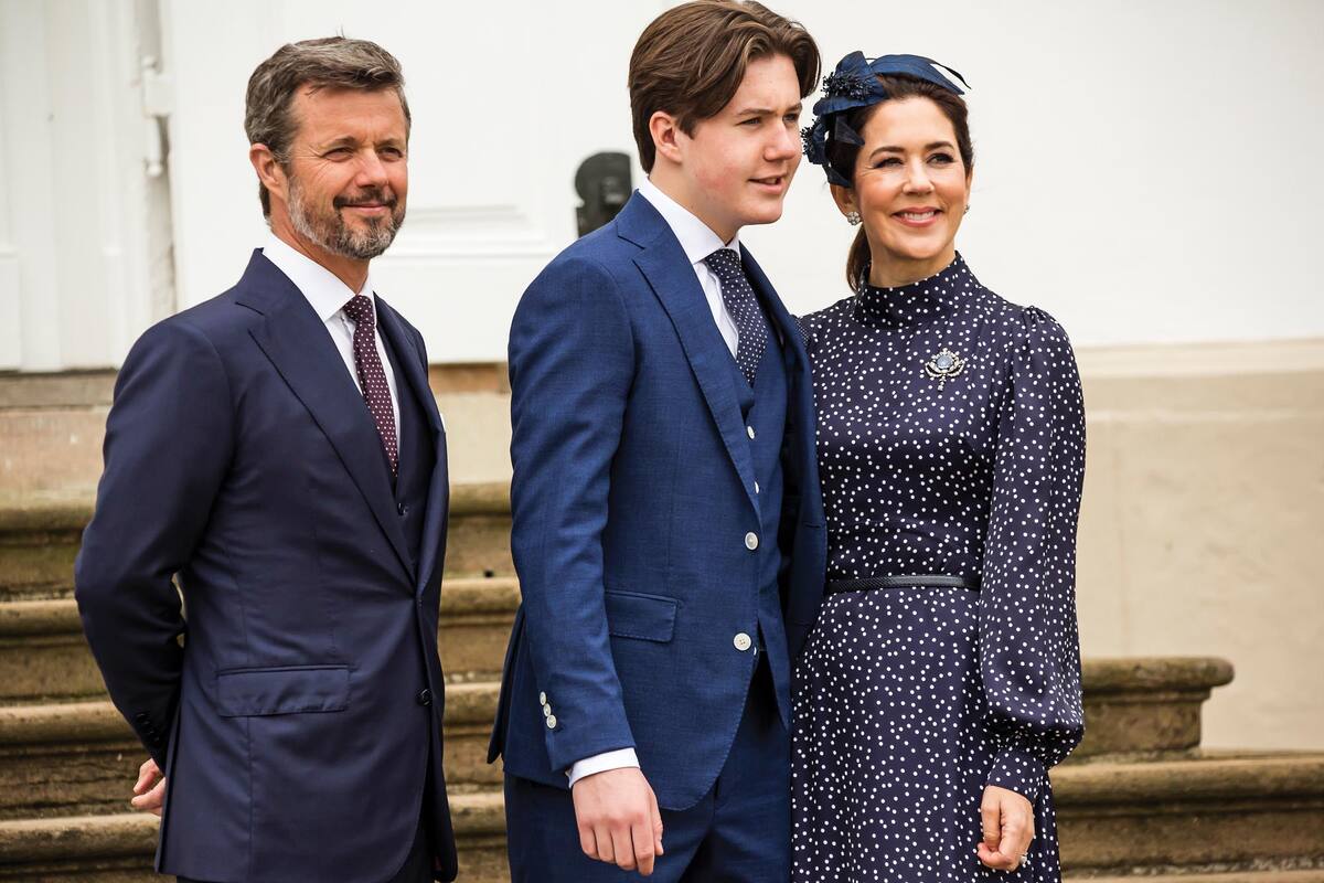 Antes de confirmarse en la fe luterana, Christian posó para los fotógrafos junto a sus padres, los príncipes Federico y Mary, quienes no podían ocultar su orgullo en un día tan especial.