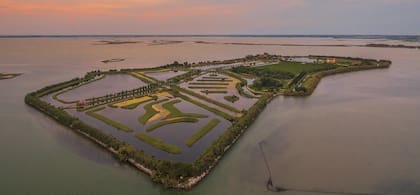 Antes de convertirse en refugio privado, Santa Cristina formó parte del antiguo archipiélago de Ammiana, un conjunto de “islas jardín” con iglesias y monasterios