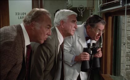 Antes de convertirse en un rey de la comedia, Leslie Nielsen (centro) era conocido por sus papeles dramáticos