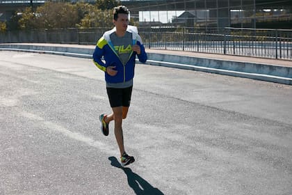 Antes de correr, vienen bien algunos ejercicios de movilidad articular y estiramientos activos. Después de la corrida podemos ahondar un poco más.