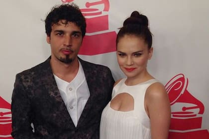 Antes de dar el gran paso, la glamorosa pareja pasó por la alfombra roja de los Grammys latinos.