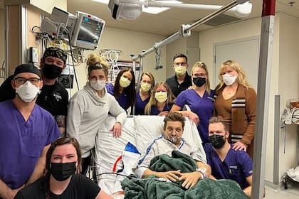 Antes de dejar la sala de cuidados intensivos, Jeremy Renner le agradeció al equipo médico y a los enfermeros que lo trataron