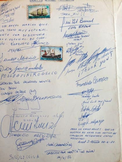 Antes de desembarcar, varios de los soldados argentinos dejaron su firma y su agradecimiento en un menú del buque en el que salieron de Malvinas luego de la rendición,