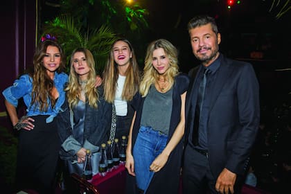 Marcelo Tinelli junto a su exmujer, Guillermina Valdes, sus hijas Juana, Micaela y la socia de Mica, Romina Pigretti