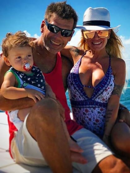 Florencia Peña con Ramiro Ponce de León y el hijo de la pareja, Felipe