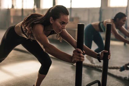 Antes de entrenar se necesita calentar el cuerpo, trabajar una zona específica y luego elongar; es casi imposible hacerlo bien en 15 minutos