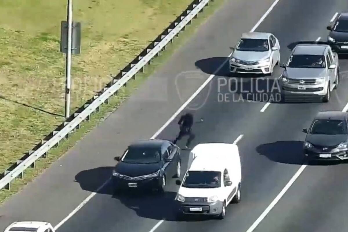 Antes de escapar corriendo, el delincuente chocó el vehículo robado contra el guardarrail de la avenida General Paz