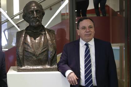 Antes de firmar una serie de acuerdos con el gobierno argentino, el canciller tunecino, Khemaies Jhinaoui, visitó hoy la Redacción de LA NACION