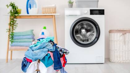 Antes de guardar la ropa de verano, se debe limpiar