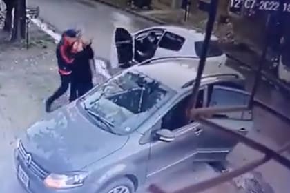 Antes de intercambiar disparos con un policía de civil, el delincuente y su cómplice robaron de manera violenta dos autos a dos mujeres