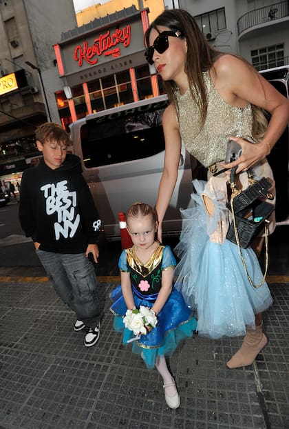 Antes de irrumpir en las pasarelas, Pampita soñaba con convertirse en bailarina; ese gusto por la danza se lo transmitió a su hija Ana, quien da sus primeros pasos en los escenarios