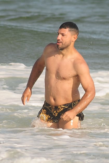 Antes de irse de la playa, Kun se dio un último baño de mar.