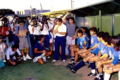 Antes de la final, los jugadores argentinos recibieron a la prensa internacional; detrás, ya no se encuentra la bandera argentina, que fue cortada