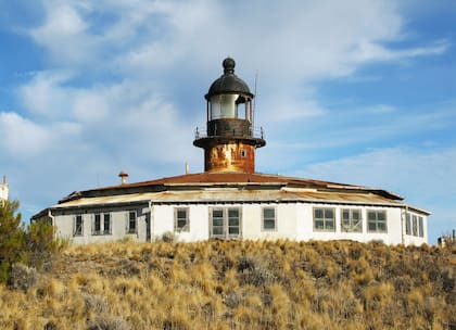 Antes de la instalación del faro, la isla –la mayor de un grupo constituido por las Buque y Sudoeste, y próxima al islote Rojo– fue depósito de guano y estación lobera.