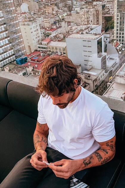 Antes de la llegad de los invitados, Armando posó casual para su novia.