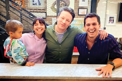 Antes de la pandemia, junto a su marido, Santiago Solerno, y su hijo Ramón, fueron a Londres y visitaron al reconocido cocinero Jamie Oliver, con quien Feli sigue en contacto desde que en 2013 ganó un concurso organizado por él