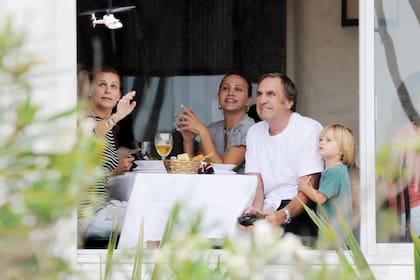 Antes de la pandemia, las hermanas compartieron con su papá un almuerzo en Punta del Este, junto al único nieto del senador, que hoy tiene 12 años