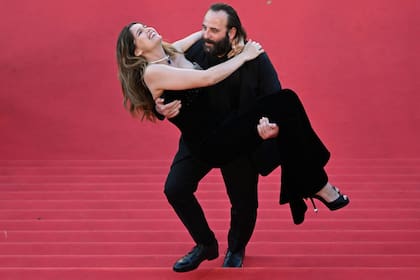 Antes de la proyección, Casta se divirtió bailando con el actor Vincent Macaigne en a alfombra roja, ante la atenta mirada de curiosos y de la prensa presente; luego, su compañero la cargó a lo largo de la escalinata, mientras ella reía divertida