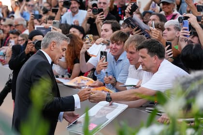 Antes de la proyección, el galán se acercó al público presente para firmar autógrafos y tomarse algunas selfies