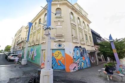 Antes de la renovación, el edificio ubicado en la calle José Diego en Río Piedras mostraba signos de desgaste y tenía grafitis en su fachada
