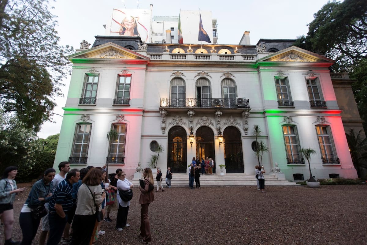 Antes de las 19, cuando abrían las puertas de las embajadas, ya había gente esperando para entrar a la sede italiana