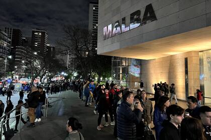 Antes de las 19, los visitantes ya rodeaban toda la plaza República del Perú, y durante la primera hora ya habían entrado 2000 personas