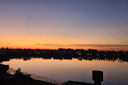 Antes de las seis de la tarde el invierno ya nos arroja a la noche, sin horneros vehementes ni libélulas numerosas