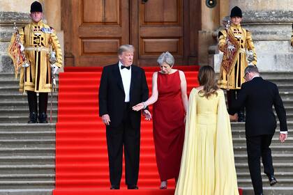 Antes de llegar a Londres, cuestionó la propuesta de la premier para el Brexit; miles de manifestantes rechazaron la presencia del presidente; hoy será recibido por la reina