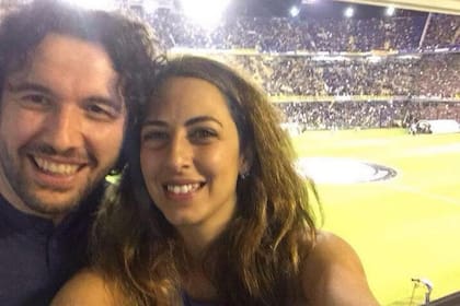 Antes de los incidentes, Ergün Demir y su traductora disfrutaban el partido