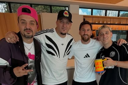 Antes de Navidad, Lionel Messi le abrió las puertas de su casa de Rosario al equipo de Un poco de ruido (Foto: Instagram @unpocoderuidook)