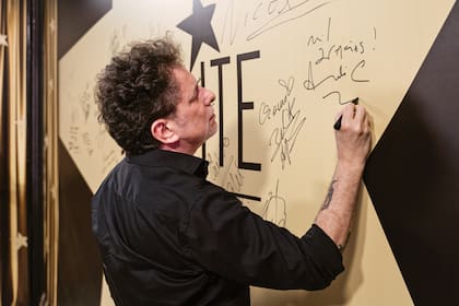Antes de partir, Calamaro inmortalizó su paso por el festival estampando su firma en la gran estrella del cartel de bienvenida.