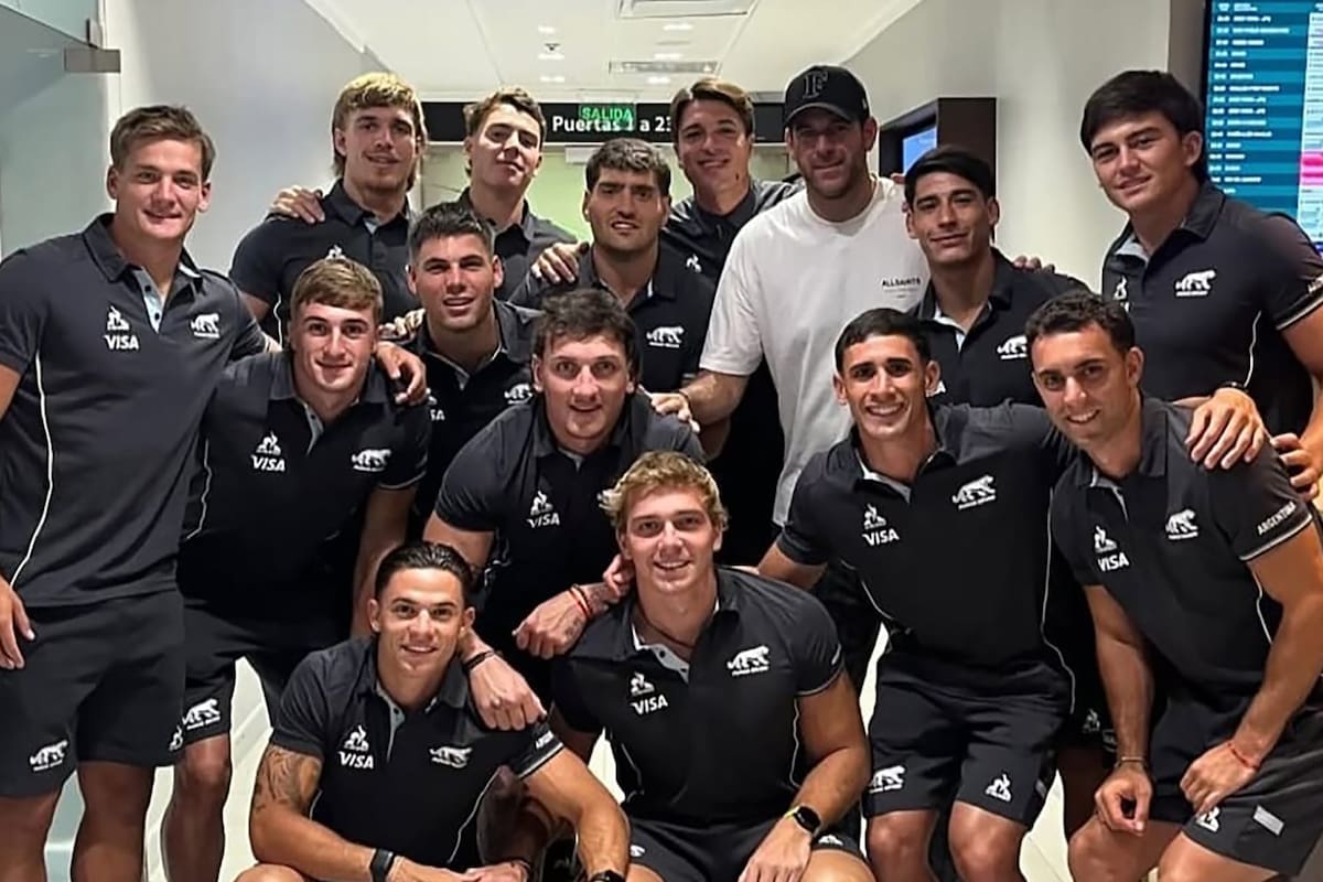 Antes de partir hacia Singapur los Pumas 7s se encontraron con Juan Martín del Potro en el aeropuerto de Ezeiza y se tomaron una foto con el ex tenista.