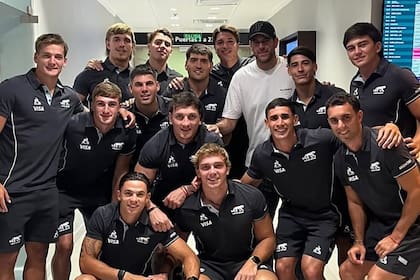 Antes de partir hacia Singapur los Pumas 7s se encontraron con Juan Martín del Potro en el aeropuerto de Ezeiza y se tomaron una foto con el ex tenista.