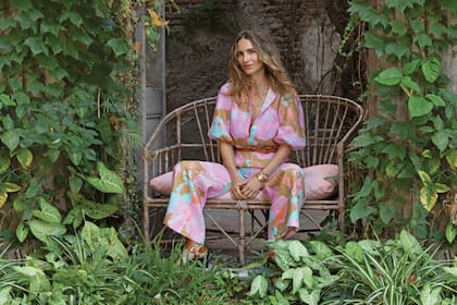 Antes de partir para Estados Unidos, la modelo protagonizó la nueva campaña de Lanhtropy, la marca de ropa de lino con base en Miami a la que se asoció recientemente, después de años como embajadora y de diseñar una serie de cápsulas.