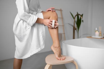 Antes de ponerse autobronceante, se recomienda exfoliar la piel previamente