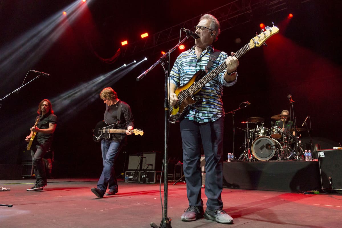 Antes de presentarse en el Cosquín Rock, la célebre banda californiana desplegó sus grandes éxitos ante un Luna Park colmado