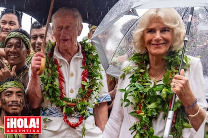 Antes de presidir la reunión de los jefes de gobierno de la Commonwealth, en Samoa, sus habitantes mostraron su riqueza cultural a los reyes. Acá se los ve junto al equipo de criquet local.