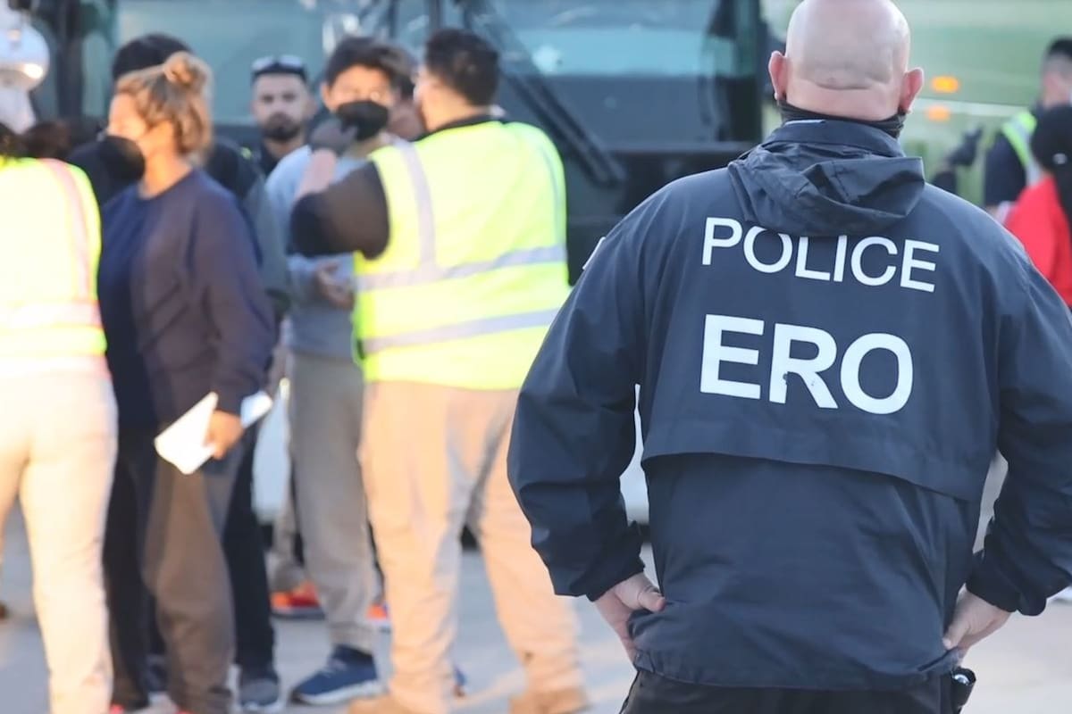 Antes de proceder a las detenciones, los agentes revisan los expedientes de casa caso (Imagen ilustrativa)