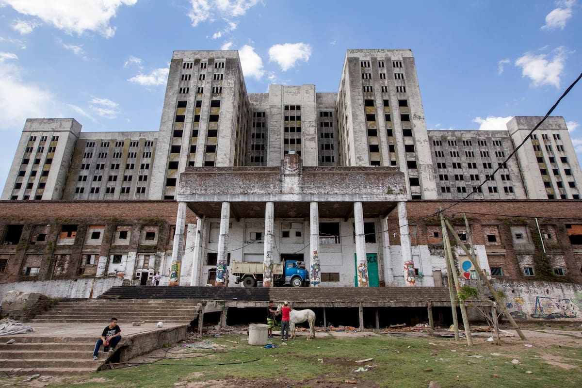 Antes de que comience las obras para la demolición del hospital, vecinos utilizaban el espacio para actividades diarias