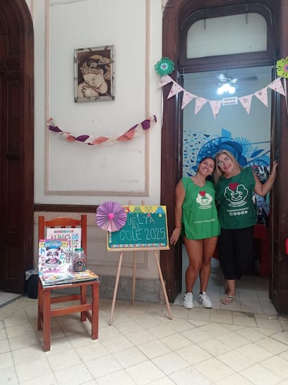 Antes de que empiece la Merienda, las voluntarias preparan y decoran el espacio para los chicos