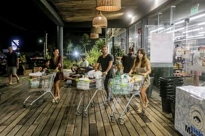 Antes de que se oficializara la ley, muchos turistas adquirieron gift cards de supermercados