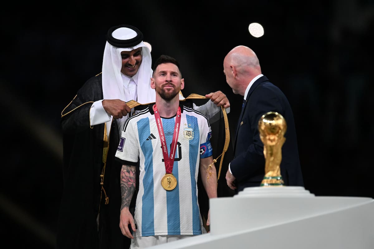 Antes de recibir la Copa del Mundo de manos del presidente de la FIFA, el capitán del seleccionado argentino, Lionel Messi, recibió una prenda oficial por parte del emir Tamim bin Hamad al-Thani