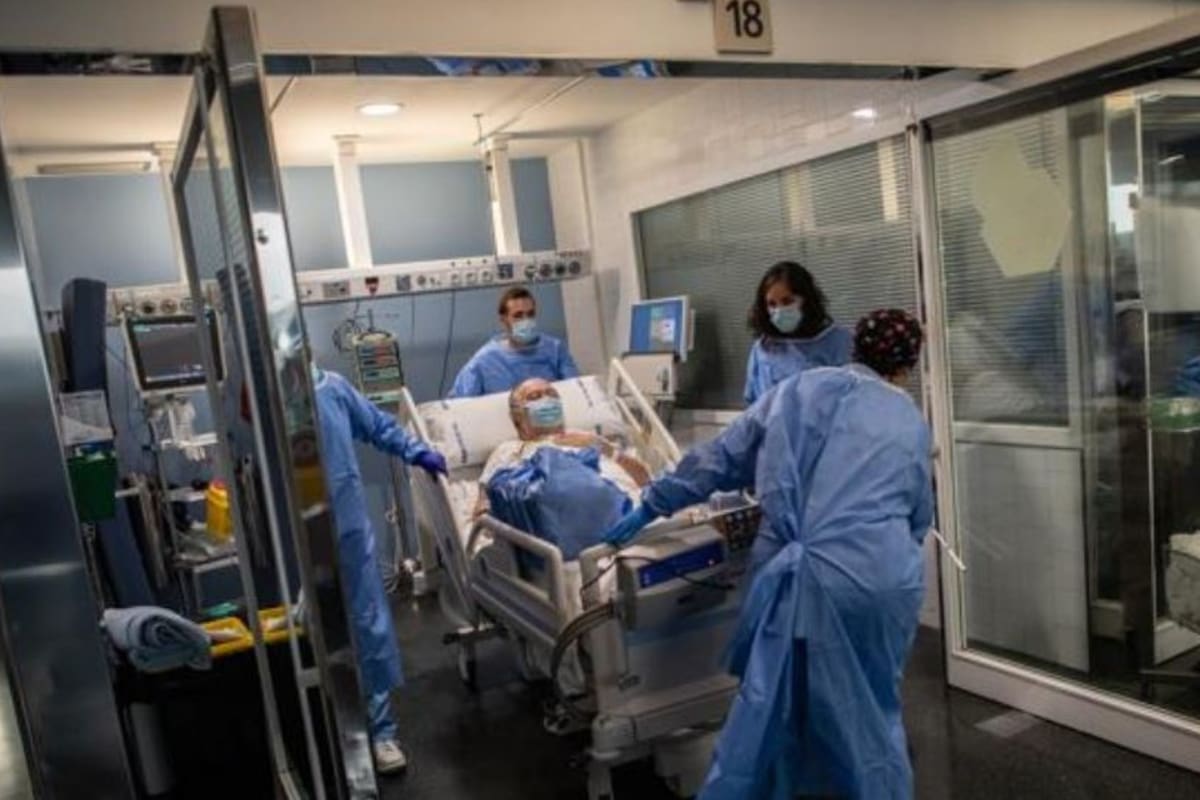 Antes de sacar al paciente del hospital, los médicos controlan su estado de salud y piden el consentimiento al internado y su familia