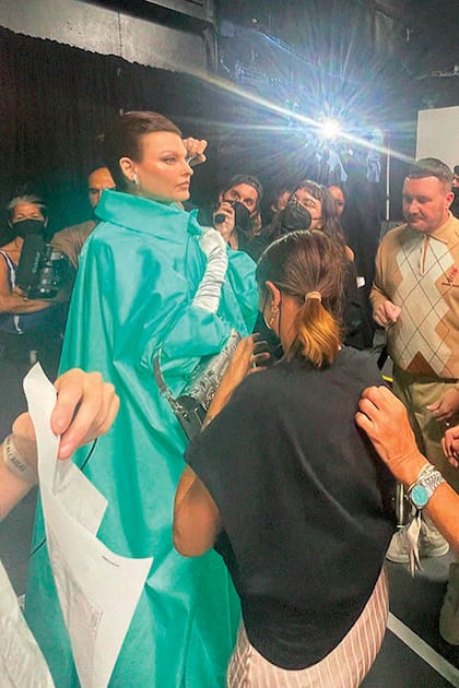 Antes de salir a escena, la top fue alentada por el equipo de Fendi. En el Fashion Week de NY, la marca italiana celebró los 25 años de la cartera Baguette.