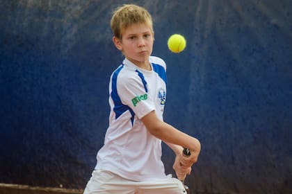 Antes de ser la nueva joya de River, Franco Mastantuono se destacó en el tenis: aquí, con 9 años, jugando en el Club de Remo de Azul, donde se formó