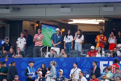 Antes de su encuentro con Edward Norton, con quien compartió cartel en el célebre film El club de la pelea (1999), Brad Pitt siguió con atención el encuentro desde una de las plateas de SoFi Stadium de Los Ángeles. Junto a él, con una remera anudada en la cintura y un jean oscuro, su novia, Inés de Ramón