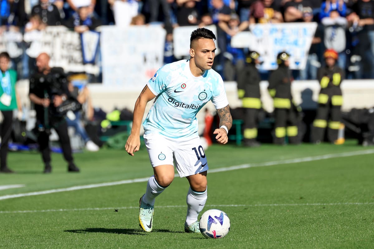 Antes de sumarse al seleccionado argentino en Qatar, el delantero Lautaro Martínez fue titular en la visita de Inter a Bergamo para jugar ante Atalanta, por el campeonato italiano