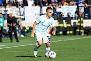 Antes de sumarse al seleccionado argentino en Qatar, el delantero Lautaro Martínez fue titular en la visita de Inter a Bergamo para jugar ante Atalanta, por el campeonato italiano